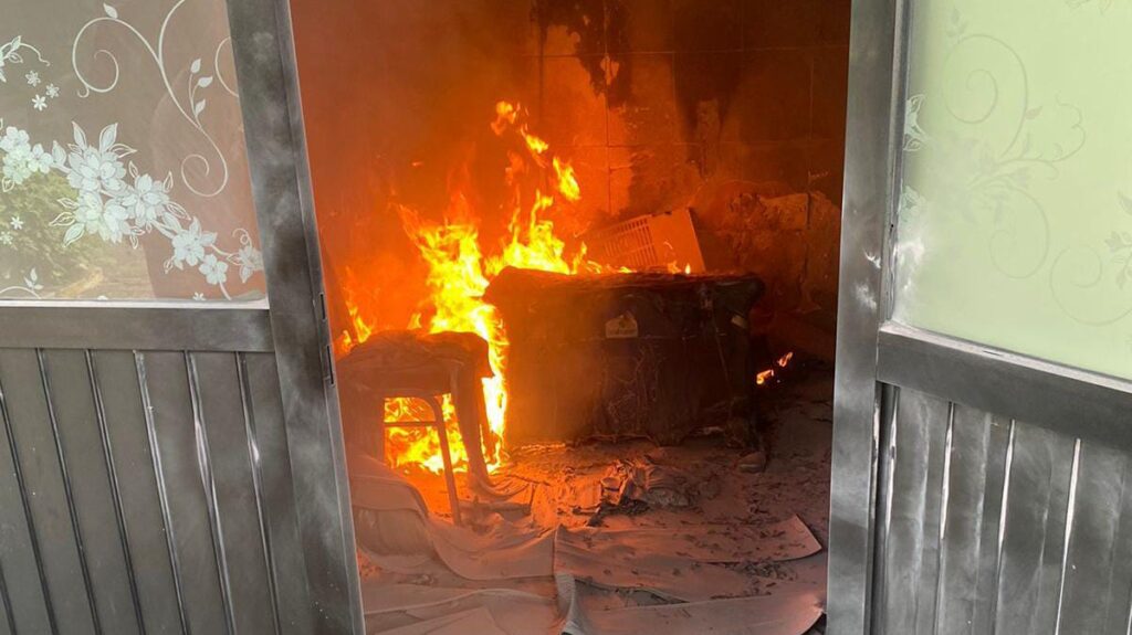 Api yang membakar tempat obat di ruang anak Puskesmas Kutorejo, Jumat (3/5/2024). (Redaksi kabarterdepan.com) 