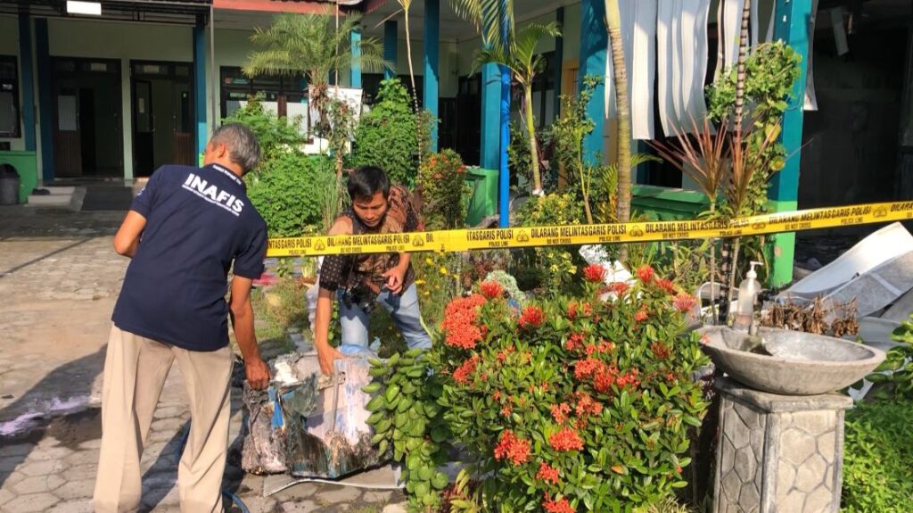 IMG 20240503 WA0089 1 Polisi memasang garis police line di Puskesmas Kutorejo.(Redaksi kabarterdepan.com)