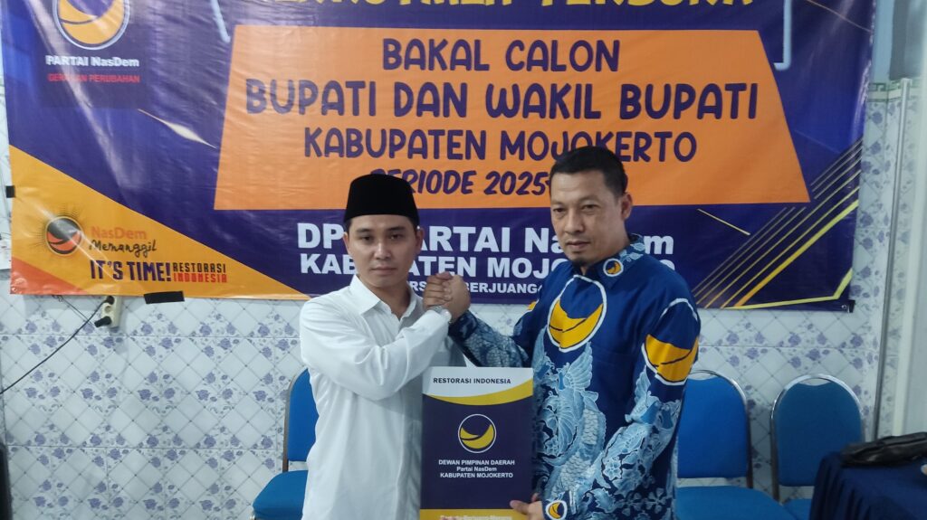 IMG 20240503 WA0094 1 Gus Barra berjabat tangan dengan Ketua DPD Nasdem Kabupaten Mojokerto, Jumat (3/5/2024). (Alief Wahdana/kabarterdepan.com)