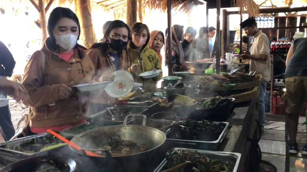 Pawon Sego Lego di Trawas Mojokerto Suguhkan Tempat Etnik Primitif dan Masakan Tradisional