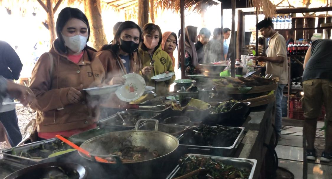 IMG 20240504 WA0015 1 Suasana saat makan di warung sego lego Trawas. (Redaksi kabarterdepan.com)