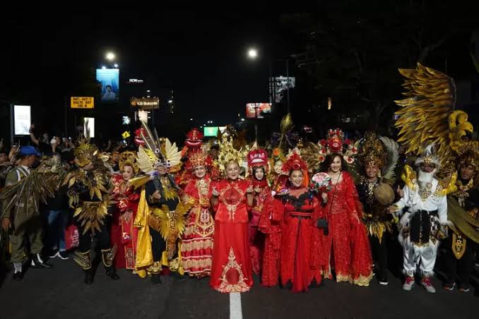 Mbak Ita (tengah berkostum merah) bersama peserta Semarang Night Carnival di depan Balai Kota Semarang, Sabtu (4/5/2024). (Ahmad/kabarterdepan.com)