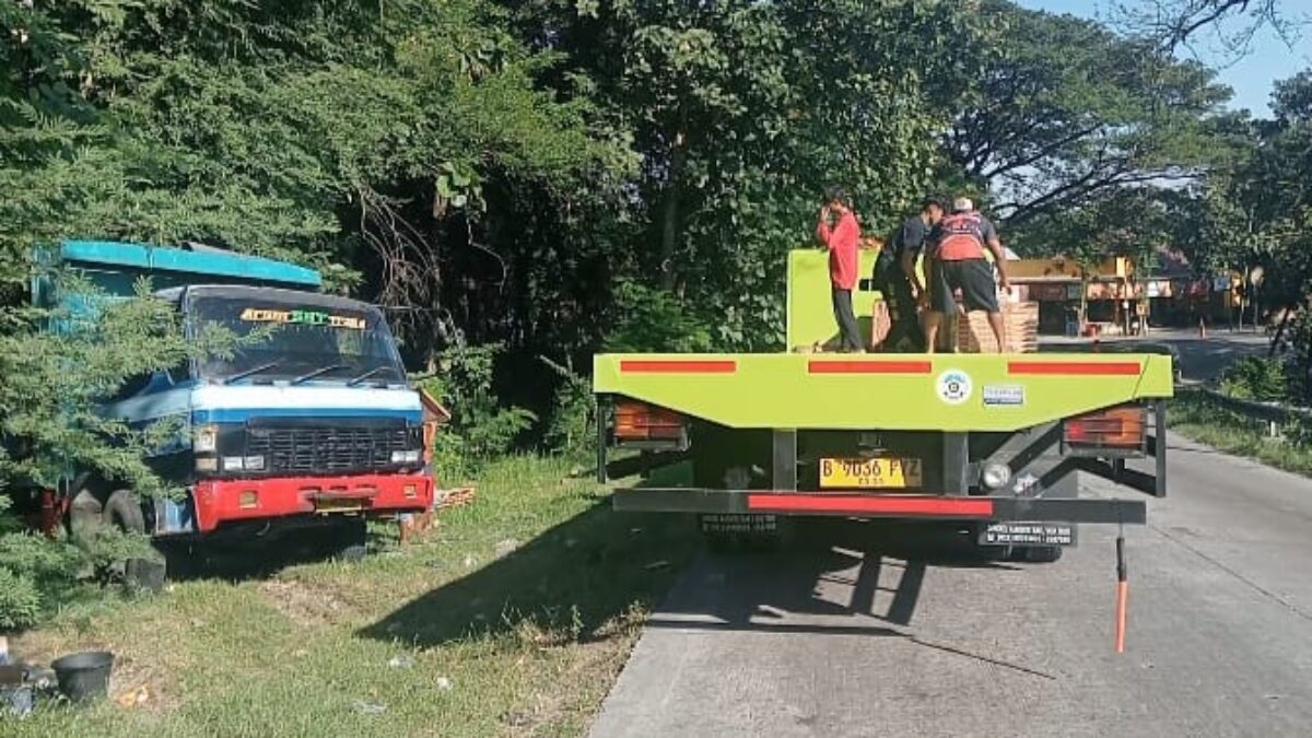 Proses evakuasi truk terperosok ke hutan hindari kecelakaan di jalan raya Purwodadi-Solo. (Masrikin/kabarterdepan.com)
