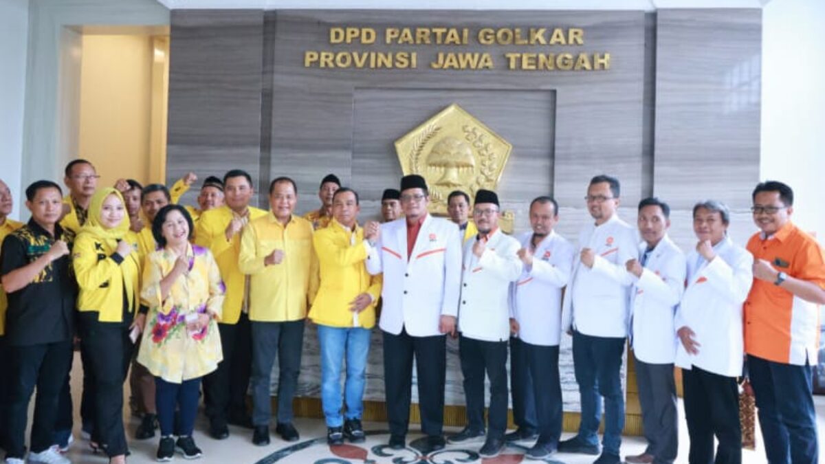Wihaji (Golkar) dan Muhammad Afif (PKS) beserta jajaran pengurus masing-masing berfoto bersama di Kantor DPD Partai Golkar di Semarang. (Ahmad/kabarterdepan.com) 