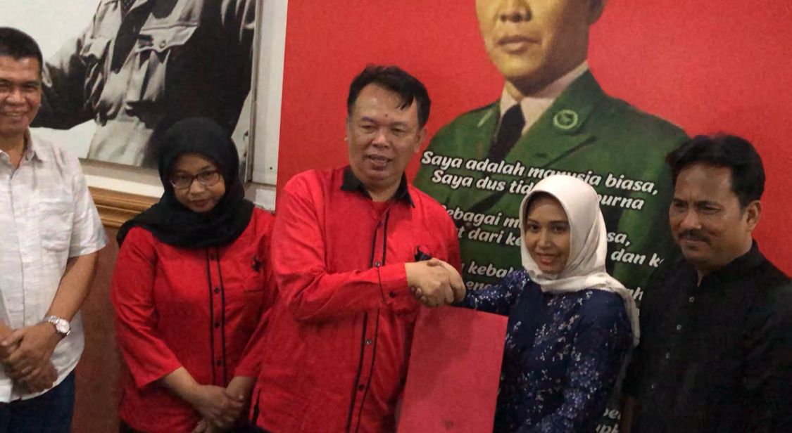 Ning Ita saat menyerahkan berkas pendaftaran ke kantor PDIP, yang diterima langsung oleh Ketuanya, Santoso Bekti Wibowo (Andy / Kabarterdepan.com)