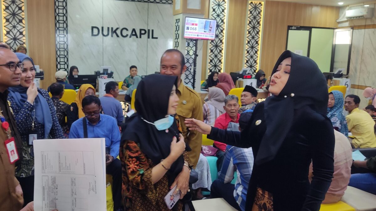 Bupati Mojokerto Ikfina Fahmawati saat meresmikan Mal Pelayanan Publik, Selasa (7/5/2024). (Alief Wahdana/kabarterdepan.com) 