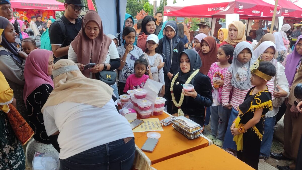 Bupati Ikfina memborong dagangan warga. (Alief Wahdana/kabarterdepan.com) 