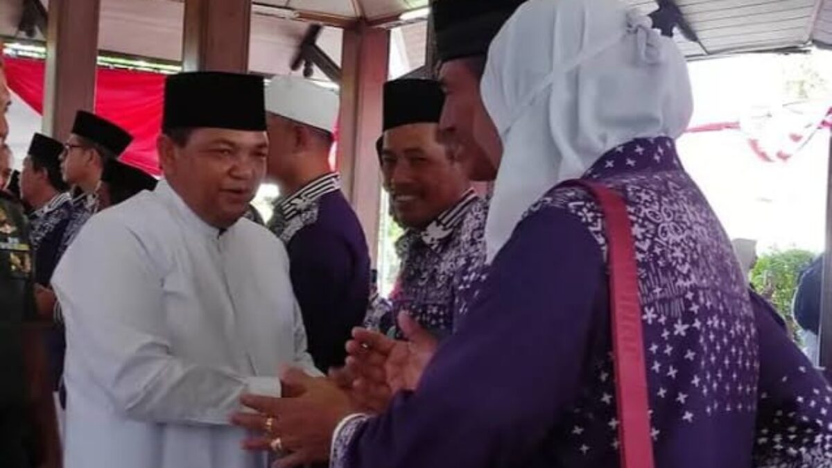 Bupati Semarang Ngesti Nugraha menyalami calon jemaah haji di Pendopo Kabupaten Mojokerto, Rabu (8/5/2024). (Ahmad/kabarterdepan.com)
