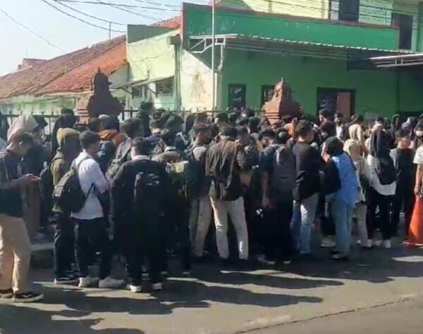 Ribuan Pencari Kerja Berdesakan Mendaftar di Job Fair 2024 Mojokerto