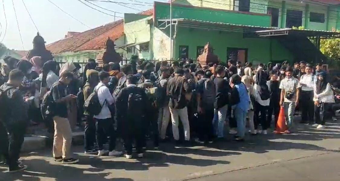 Ribuan pencari kerja berdesakan memadati Job Fair 2024 Mojokerto (Andy / Kabarterdepan.com)