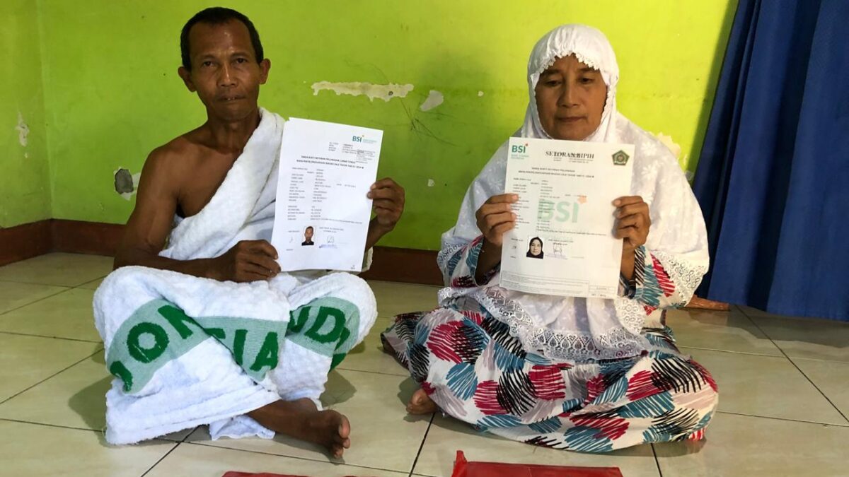 Wasnan (63) dan Sripah (71) warga Desa Banjartanggul, Kecamatan Pungging, Kabupaten Mojokerto yang akan haji tahun 2024 (Andy / Kabarterdepan.com)
