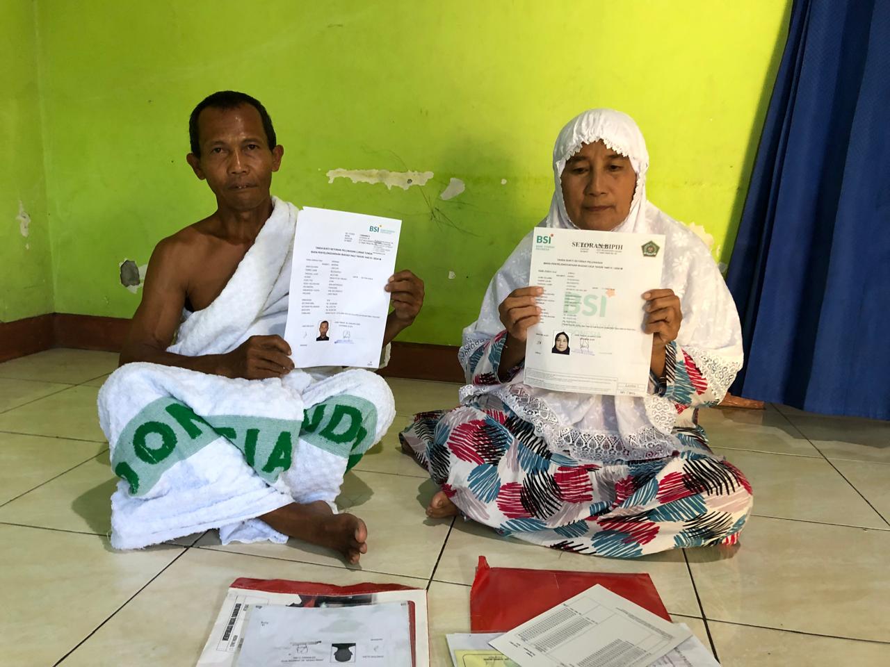 Wasnan (63) dan Sripah (71) warga Desa Banjartanggul, Kecamatan Pungging, Kabupaten Mojokerto yang akan haji tahun 2024 (Andy / Kabarterdepan.com)