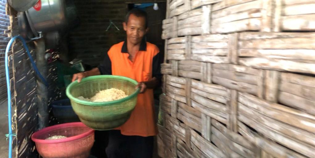 Wasnan (63) penjual tempe keliling di Mojokerto yang akan naik haji tahun 2024 (Andy / Kabarterdepan.com)