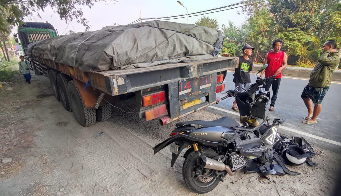 Kedua kendaraan yang terlibat laka lantas di Jalan Raya Bypass, Desa Balongmojo, Kecamatan Puri, Kabupaten Mojokerto, Kamis (9/5/2024) pagi (Andy / Kabarterdepan.com)