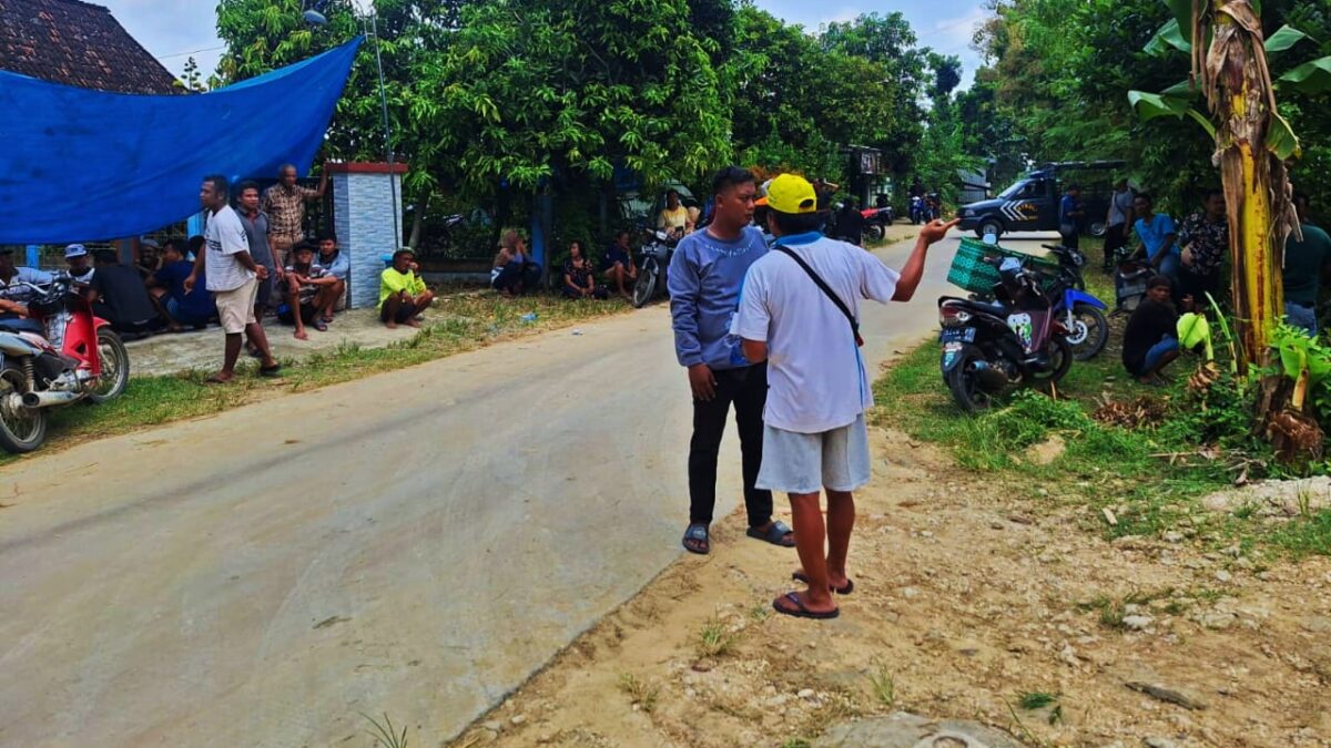 Warga Desa Katekan, Kecamatan Brati, Kabupaten Grobogan berkumpul cegah kendaraan masuk area tambang. (Masrikin/kabarterdepan.com)
