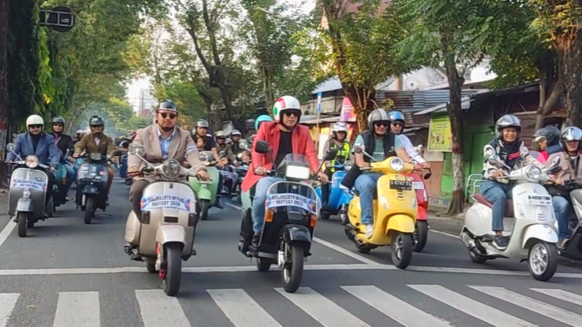 Aksi Pj Wali Kota Mojokerto naik vespa keliling Kota, Kamis (9/5/2024). (Alief Wahdana/kabarterdepan.com) 