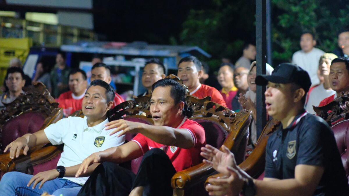 Gus Miftah bersama Kapolres Grobogan dan Warga nonto bareng dukung Timnas Indonesia, Kamis (9/5/2024) malam. (Masrikin/kabarterdepan.com) 