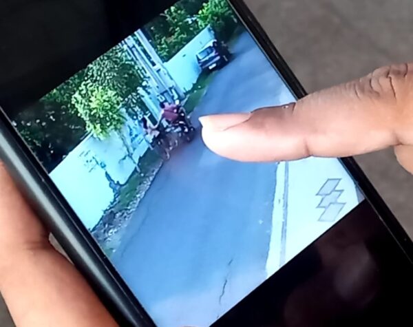 Pria Tanpa Helm Jambret Tas Remaja Perempuan di Mojosari, Aksinya Terekam CCTV