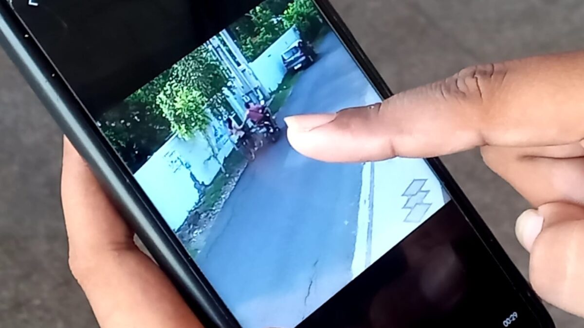 Tangkapan layar rekaman CCTV saat pelaku menjambret korban