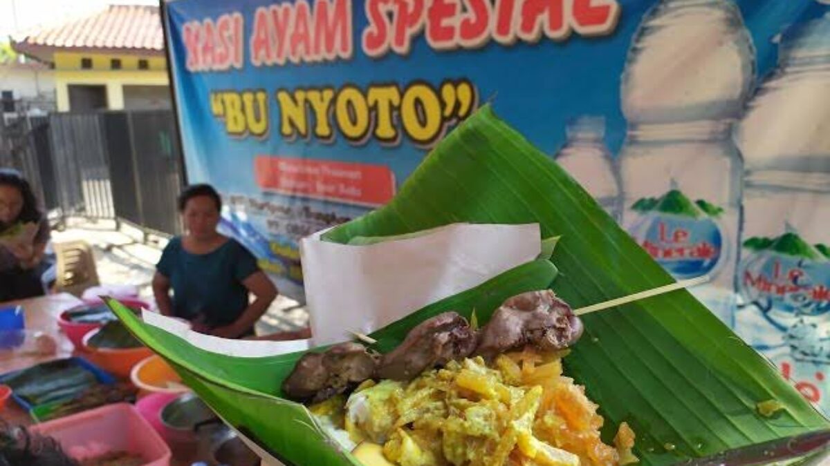 Warung tenda nasi ayam bu Nyoto, Semarang. (Ahmad/kabarterdepan.com) 