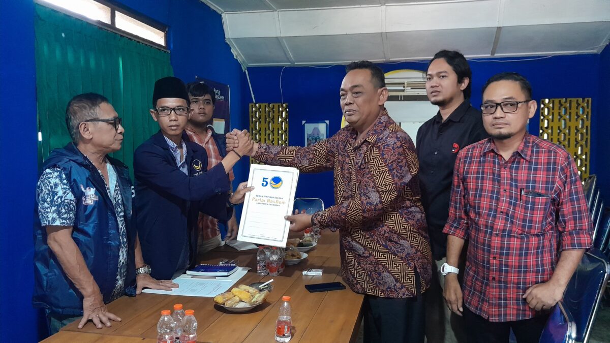 Setyohadi hadir menyerahkan berkas di Sekretaris DPD NasDem Kabupaten Grobogan, Selasa (7/5/2024). (Masrikin/kabarterdepan.com)