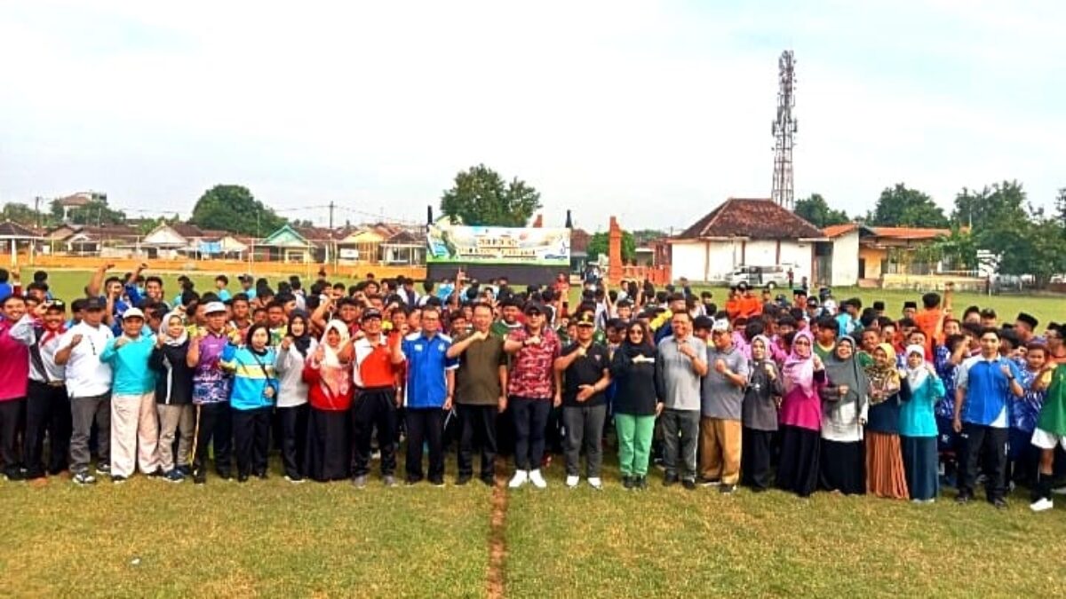 Pj Wali Kota Mojokerto berfoto bersama jajaran Dikbud Kota Mojokerto dan siswa GSI, Senin (13/5/2024). (Alief Wahdana/kabarterdepan.com) 