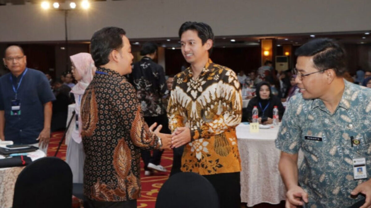 Abdul Hamid, Komisi E DPRD Jateng menyalami CEO Ruangguru, Senin (13/5/2024). (Ahmad/kabarterdepan.com)