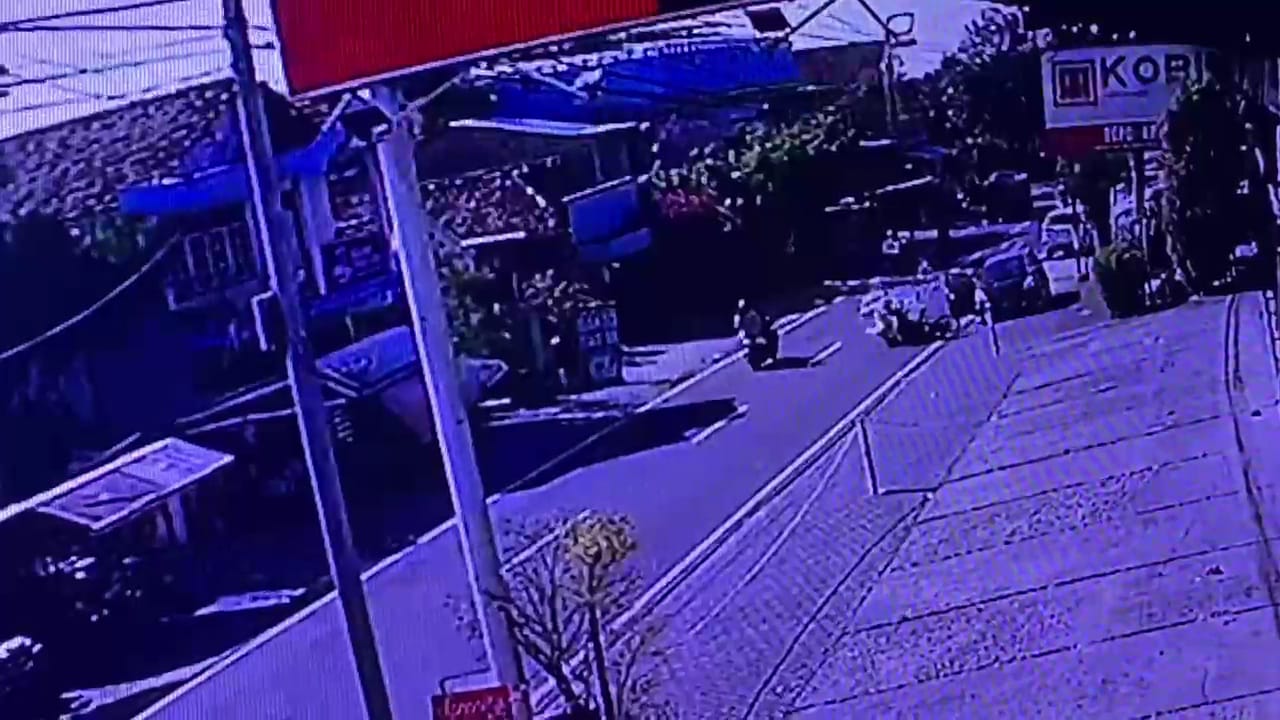 Pemotor terjatuh di Mojokerto. (Tangkapan layar CCTV) 