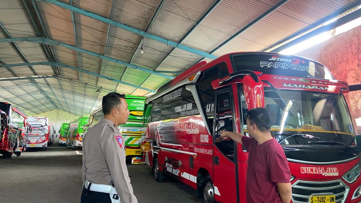 Polisi saat mengecek kondisi jasa angkutan bus di salah satu garasi di Mojojaerto (Andy / Kabarterdepan.com)