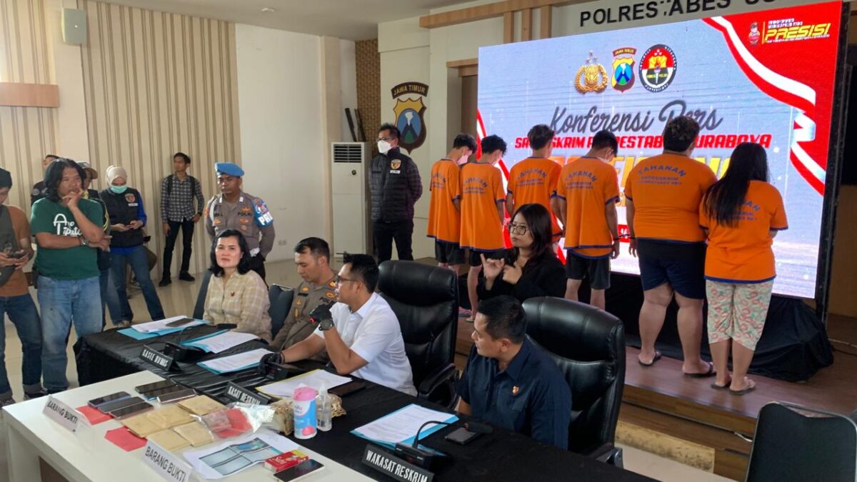 Tersangka YY dan 6 orang anak buahnya dihadirkan dalam konferensi peta di Kapolrestabes Surabaya, Selasa (14/5/2024). (Humas Polrestabes Surabaya) 