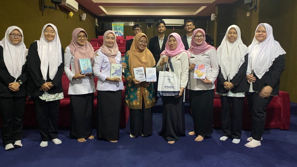 Peringati Hari Buku Nasional, SMA Al Muslim Serahkan Karya Buku Siswa dan Guru ke Perpusda Sidoarjo