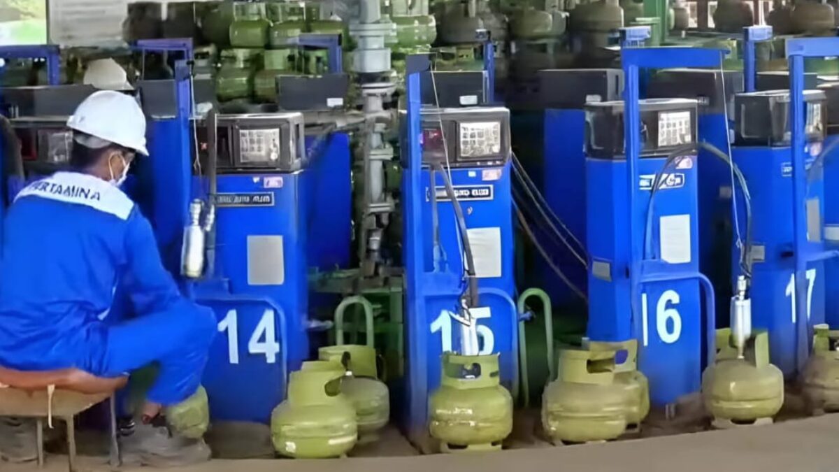 Isi ulang LPG 3 kg di SPBU. (Masrikin/kabarterdepan.com) 