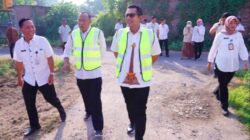 Pj Wali Kota Mojokerto Cek Langsung Kondisi Jalan yang Dikeluhkan Warga