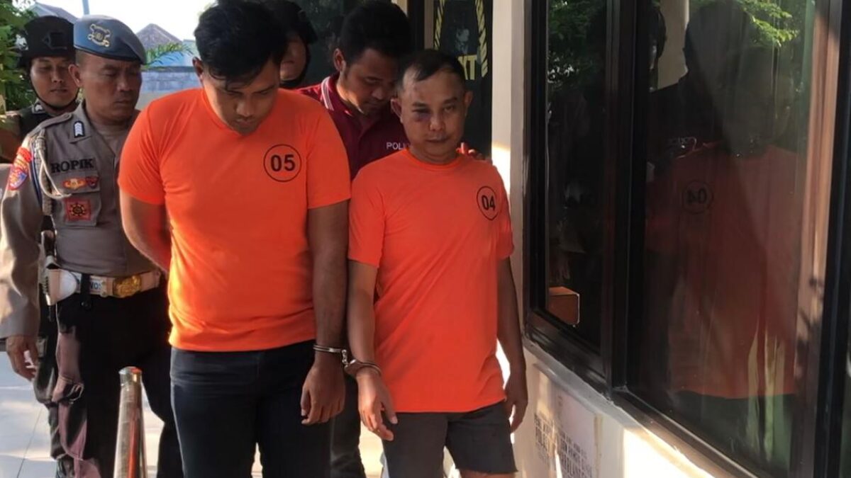 Kedua pelaku saat digelandang polisi. (Redaksi kabarterdepan.com)