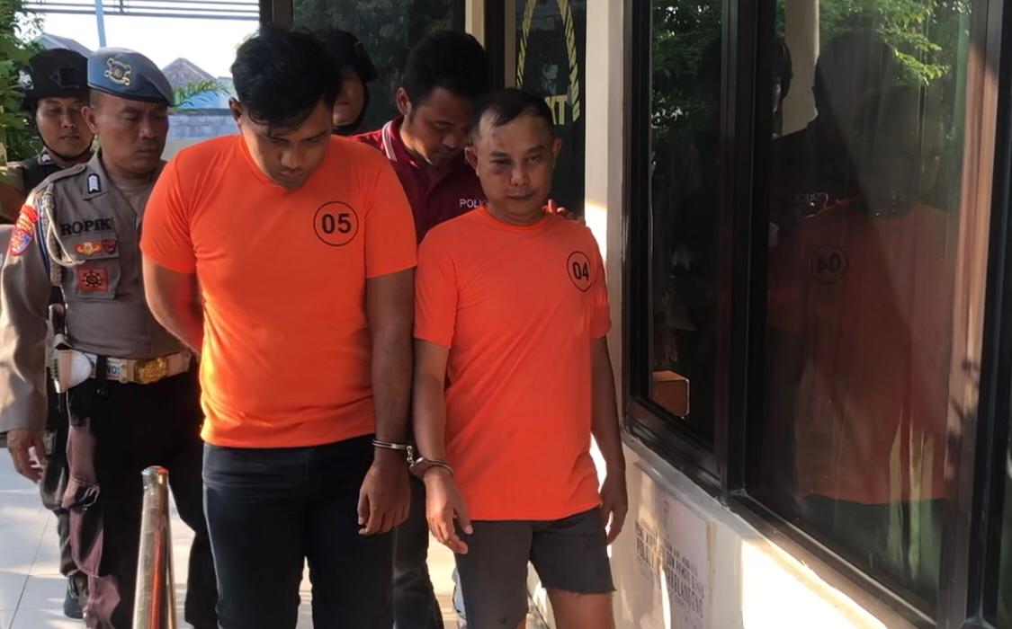Kedua pelaku saat digelandang polisi. (Redaksi kabarterdepan.com) 
