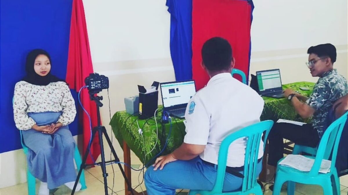 Perekaman E-KTP Dispendukcapil Kabupaten Mojokerto. (Alief Wahdana/kabarterdepan.com) 