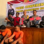 Konferensi pers ungkap pencurian motor di Mojokerto, Kamis (16/5/2024). (Redaksi/kabarterdepan.com)
