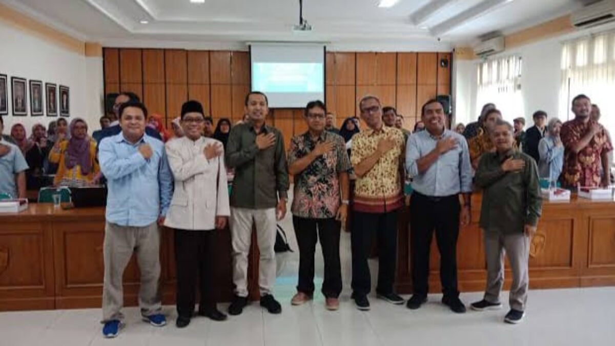 Foto bareng usai diskusi terbatas di Upgris Semarang. (Ahmad/kabarterdepan.com)