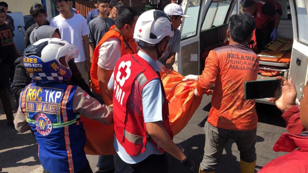 Sejumlah relawan mengevakuasi jenazah korban. (Redaksi/kabarterdepan.com)