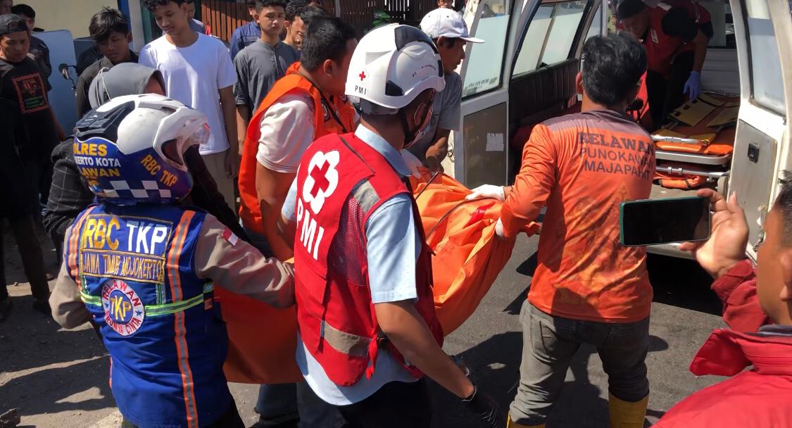 IMG 20240517 WA0111 1 Sejumlah relawan mengevakuasi jenazah korban. (Redaksi/kabarterdepan.com)