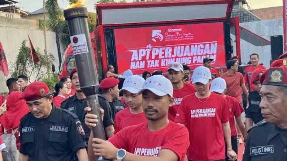 Pemberangkatan api abadi untuk Rakernas V PDIP dari Semarang ke Jakarta, Sabtu (18/5/2024). (Ahmad/kabarterdepan.com) 