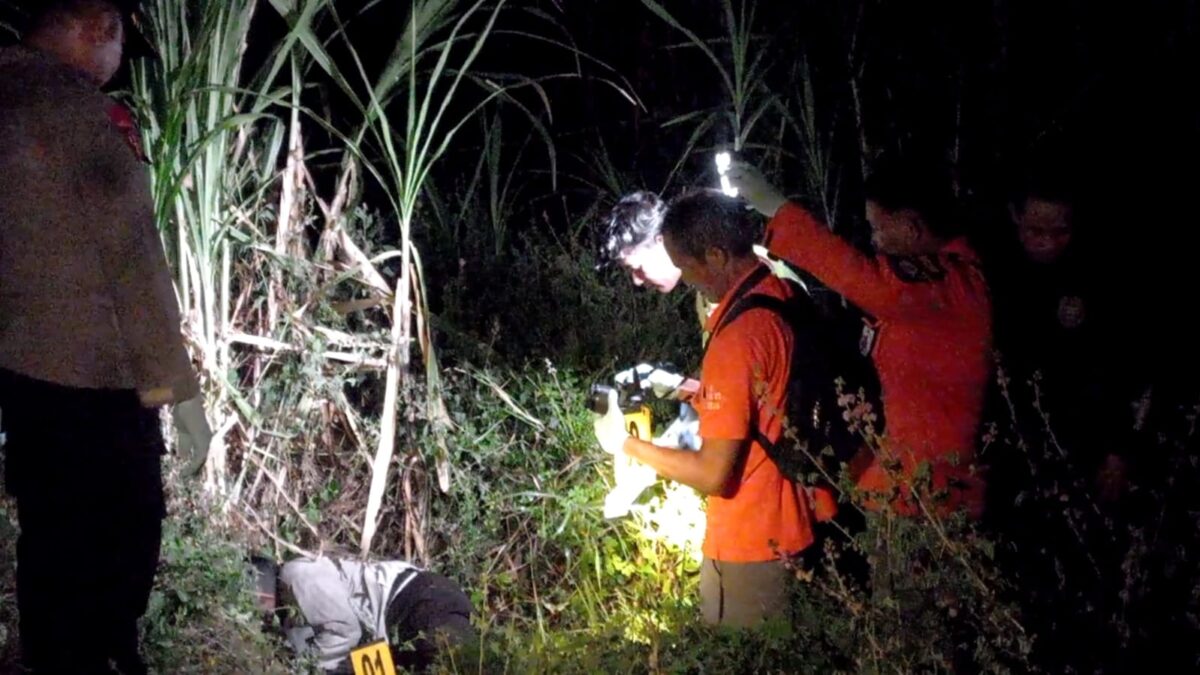Polisi melakukan olah TKP di Dusun Lolawang, Desa Lolawang, Kecamatan Ngoro, Kabupaten Mojokerto (Andy / Kabarterdepan.com)