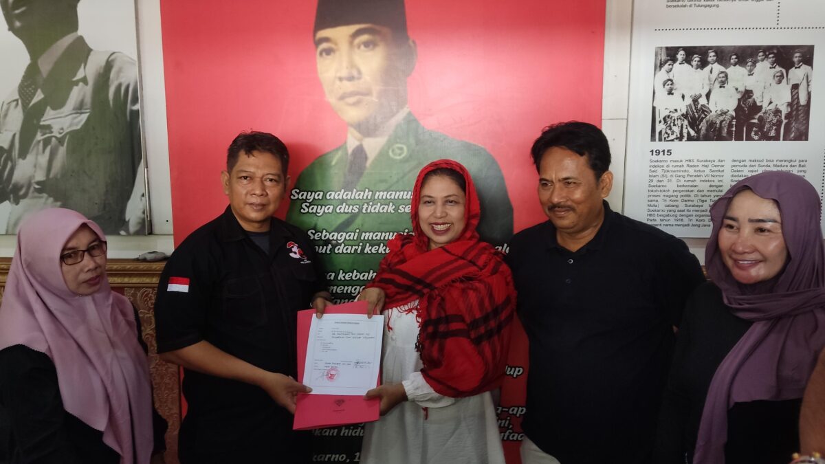 Racmawati Peni Sutantri menyerahkan berkas pendaftaran bakal calon wali Kota mojokerto ke DPC PDIP Kota Mojokerto. (Alief Wahdana/kabarterdepan.com)