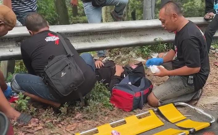 Sejumlah relawan mengevakuasi korban kecelakaan (Relawan Perkemi For Kabarterdepan.com).