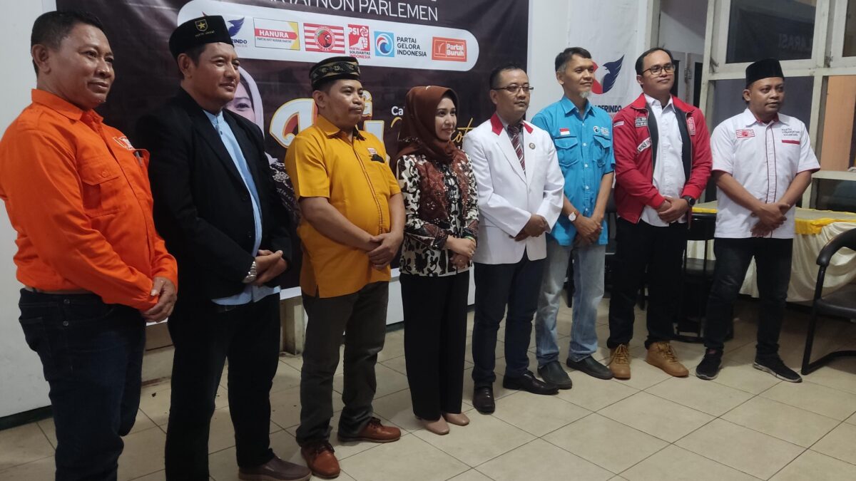 Ning Ita bersama Para Ketua Partai Non Parlemen Kota Mojokerto saat Deklarasi Dukungan di Gedung DPD Perindo Kota Mojokerto (Alief / Kabarterdepn.com)