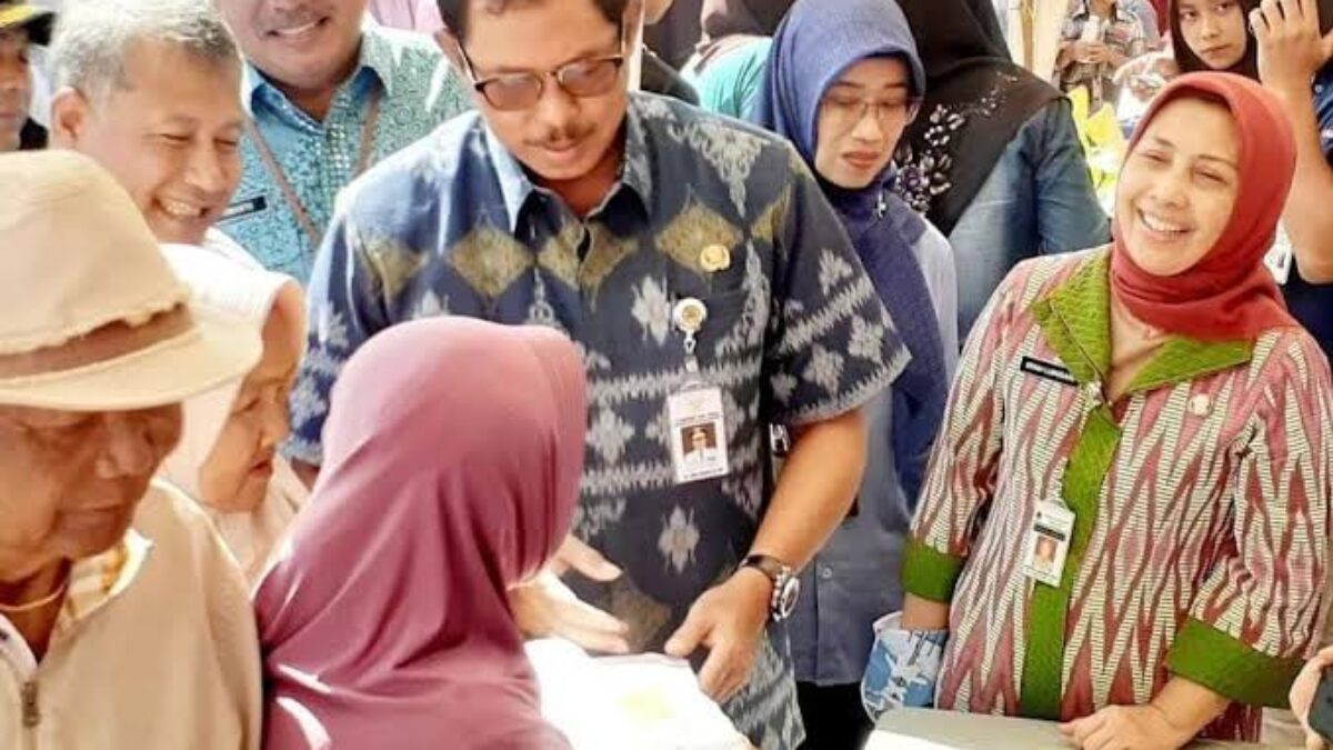Dyah Lukisari (kanan) mendampingi Pj Gubernur Jateng meninjau lomba masak di halaman kantor Gubernur Jateng. (Ahmad/kabarterdepan.com) 