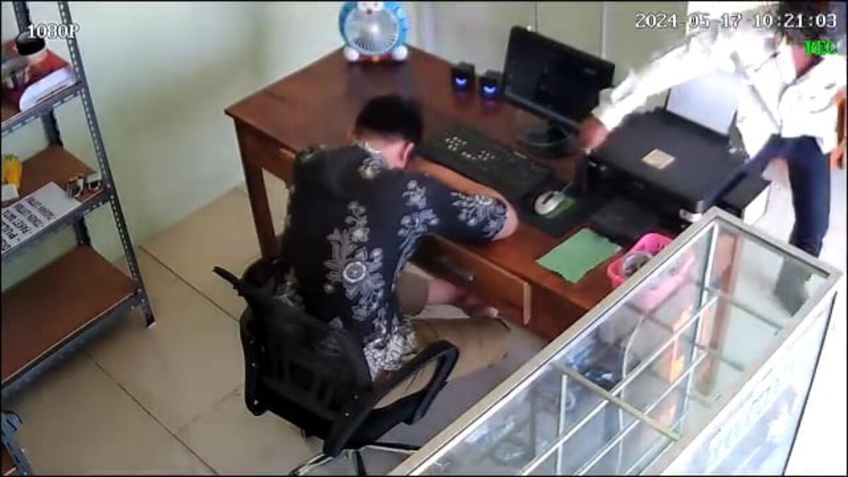 Tangkapan layar CCTV saat pelaku menggondol Hp yang ditinggal pemiliknya tertidur. (Redaksi/kabarterdepan.com)