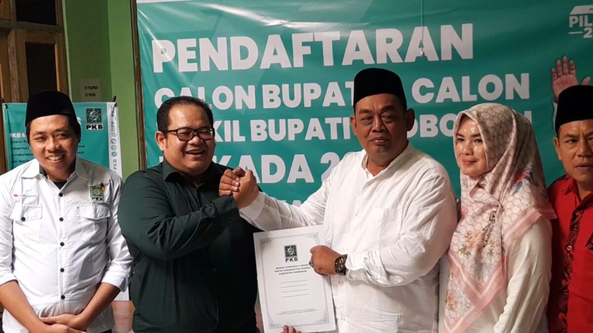 Kader PDIP Setyohadi resmi mendaftarkan diri ke PKB sebagai Bacabug Grobogan, Senin (20/5/2024). (Masrikin/kabarterdepan.com)