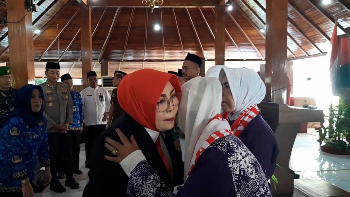Bupati Grobogan bersama calon jemaah haji, Senin (20/5/2024). (Masrikin/kabarterdepan.com) 