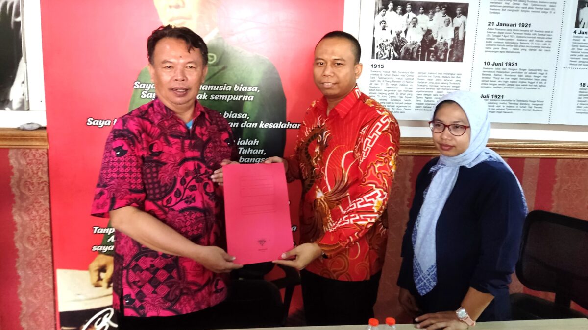Lukman Sugiharto menyerahlan formulir pendaftaran bakal calon Wali Kota Mojokerto di kantor PDIP, Senin (20/5/2024). (Alief Wahdana/kabarterdepan.com) 
